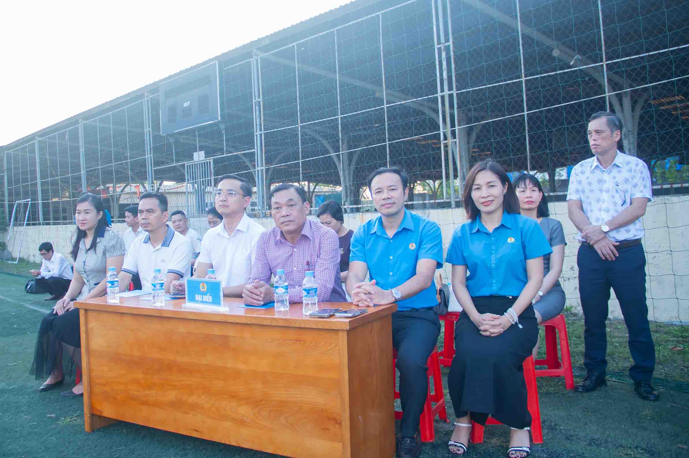 Đại diện lãnh đạo Liên đoàn Lao động tỉnh Nghệ An và phường Vinh Phú tham dự lễ khai mạc. Ảnh: Duy Chương