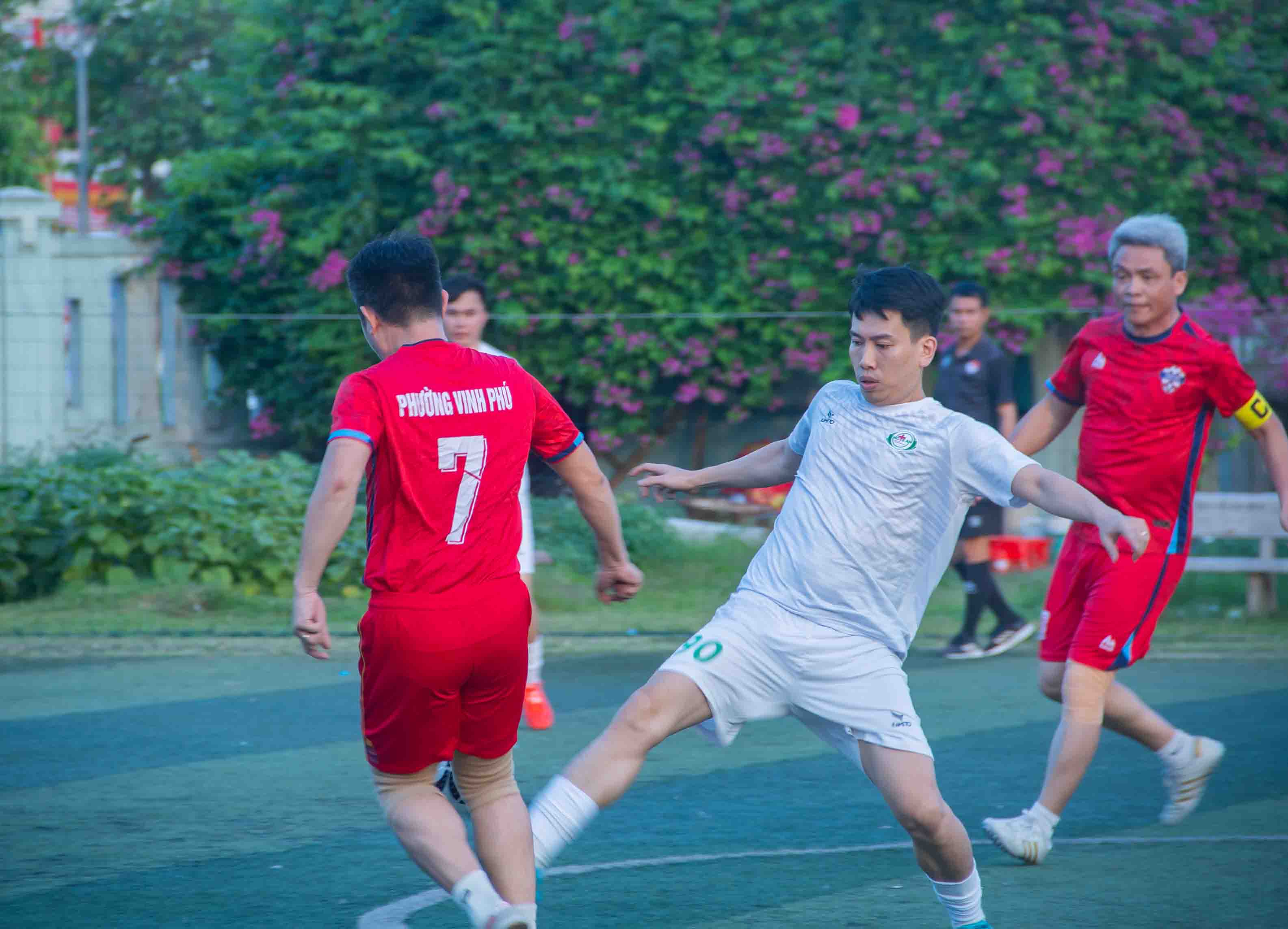 Các trận bóng hấp dẫn được diễn ra ngay sau lễ khai mạc. Ảnh: Duy Chương