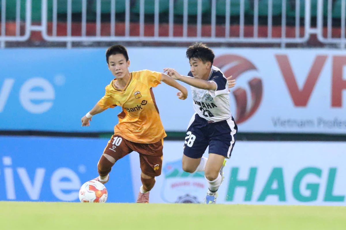 U14 Hoàng Anh Gia Lai (en orange) remporte la victoire lors du match d'ouverture du Festival international de football U14 Gia Lai -2026. Photo: Hoàng Tùng