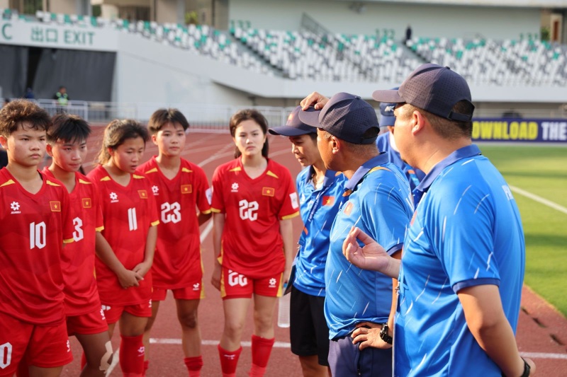 Ban huấn luyện động viên các cầu thủ trẻ. Ảnh: VFF