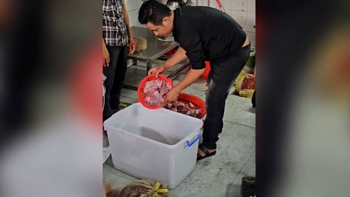 호치민시에서 화학 물질을 사용하여 65톤의 돼지고기를 소고기로 "둔갑"시키는 조직을 발견했습니다. 사진: 공안 제공