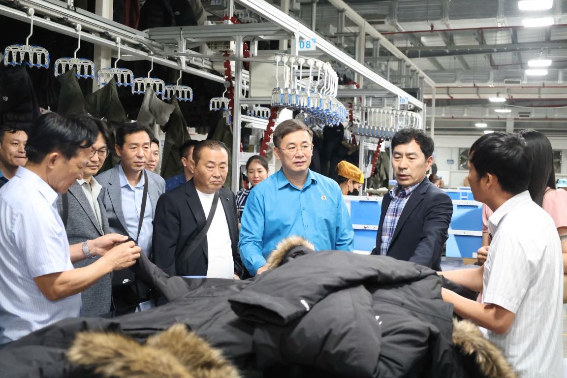 Ông Thạch Văn Chung và đoàn công tác thăm dây chuyền sản xuất Công ty Cổ phần Tổng Công ty May Bắc Giang LGG. Ảnh: Quyết Chiến  
