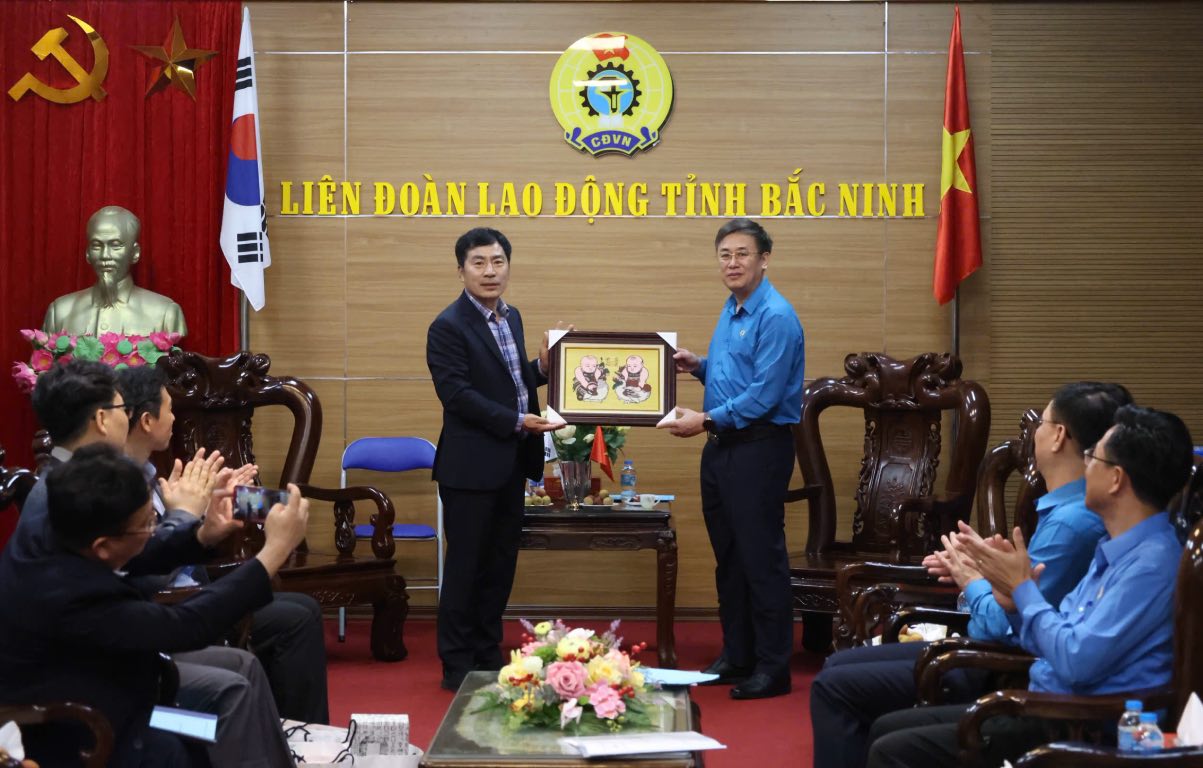 Chairman of Bac Ninh Provincial Labor Federation Thach Van Chung presents souvenirs to the delegation. Photo: Quyet Chien