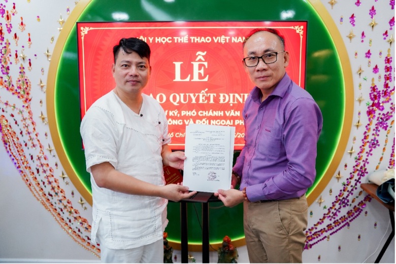 Chủ tịch TS.BS Nguyễn Mạnh Thắng trao Quyết định cho ông Phạm Chí Bình giữ chức vụ Trưởng ban Truyền thông và Đối ngoại khu vực phía nam Hội Y học Thể thao Việt Nam