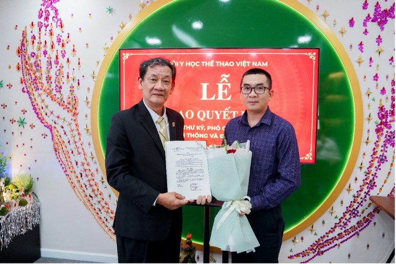 Phó Chủ tịch thường trực BS.CK2 Lê Tấn Cường trao Quyết định cho ông Trương Minh Tuấn giữ chức vụ Phó trưởng ban Truyền thông và Đối ngoại khu vực phía nam Hội Y học Thể thao Việt Nam