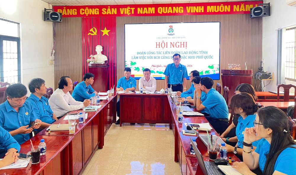 Mr. Nguyen Nhat Tien - Vice Chairman of the An Giang Provincial Labor Federation, Head of the Trade Union Affairs Committee speaks at a working session with the Phu Quoc Special Zone Trade Union. Photo: Quang Vuong