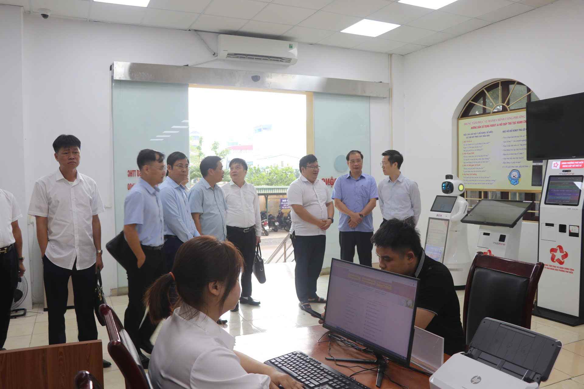 Inspection team on the operational situation at the Ward Public Administrative Service Center. Photo: Pho Hien Ward
