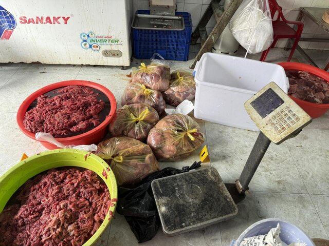Una serie de cubos de carne de cerda están siendo empapados en productos químicos de metabisulfuro de sodio y sangre de cerdo para transformarla en carne de res antes de llevarla al mercado para su consumo. Foto: Policía