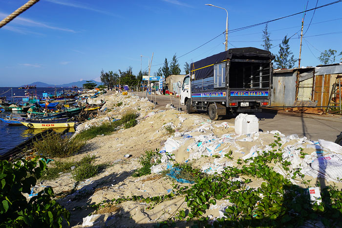An Luong dyke, Duy Nghia commune, Da Nang city is heavily eroded, causing people in this area to live in anxiety. Photo: Tran Thi