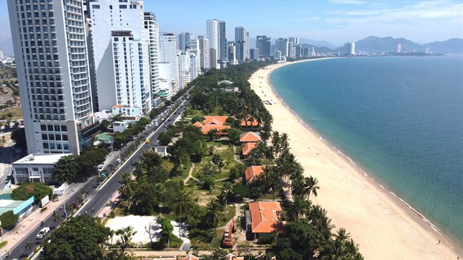 Đường bờ biển dài tuyệt đẹp ở Nha Trang. Ảnh: Hữu Long