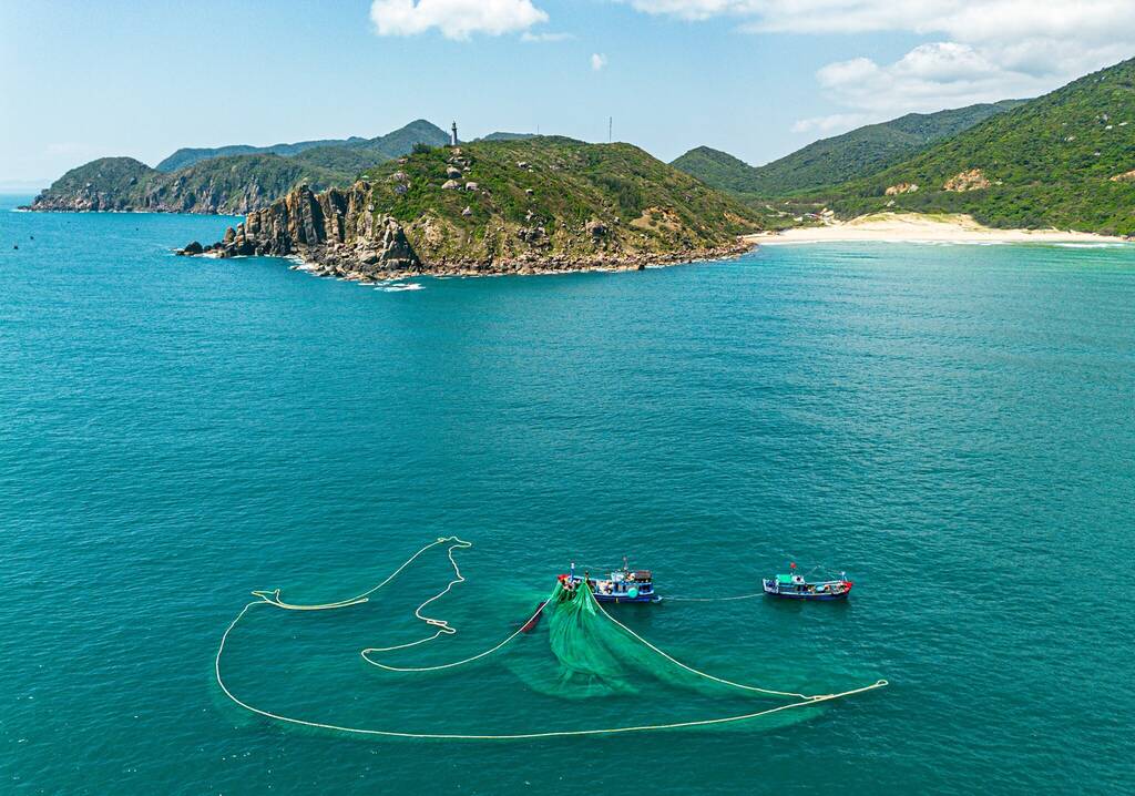 Năm 2008, Bộ Văn hoá - Thể thao và Du lịch đã công nhận Bãi Môn - Mũi Điện là di tích danh thắng cấp quốc gia. Nơi đây chính là nơi đón ánh bình minh đầu tiên trên đất liền Việt Nam. Ảnh: Mây Trắng