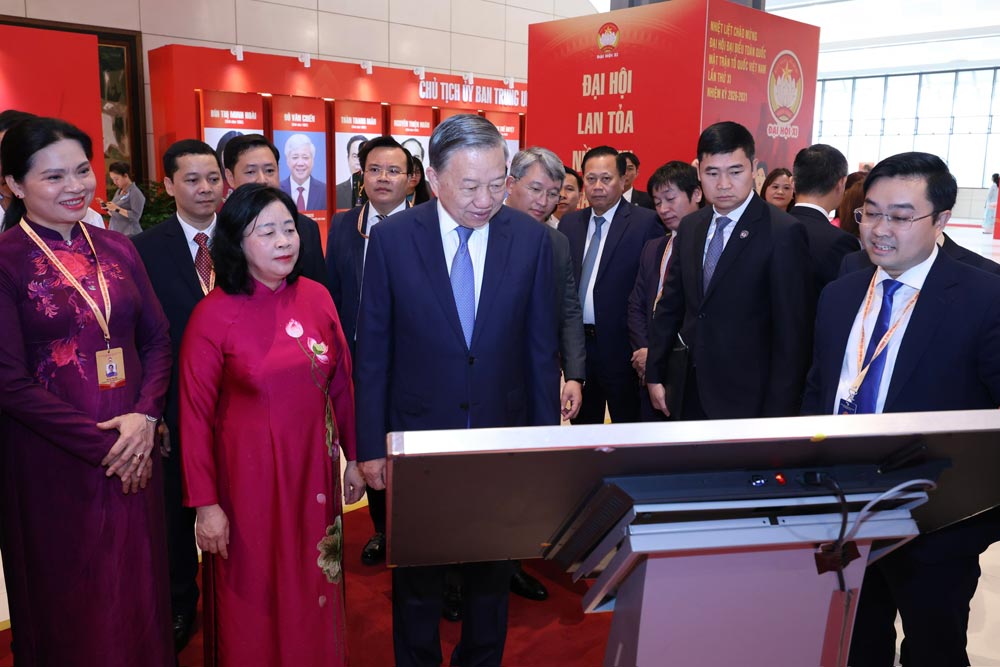 Tổng Bí thư Chủ tịch nước Tô Lâm, Chủ tịch Ủy ban Trung ương Mặt trận Tổ quốc Việt Nam Bùi Thị Minh Hoài và các đại biểu tham quan Triển lãm các kỳ Đại hội của MTTQ Việt Nam. Ảnh: Hải Nguyễn