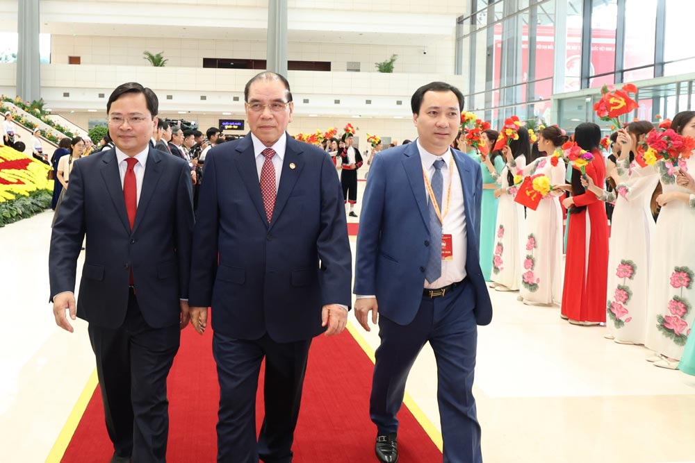 Nguyên Tổng Bí thư Nông Đức Mạnh (giữa ảnh); Ủy viên Trung ương Đảng, Phó Chủ tịch Ủy ban Trung ương MTTQ khóa X, Chủ tịch Tổng LĐLĐVN Nguyễn Anh Tuấn (ngoài cùng, bên trái) tới dự lễ khai mạc Đại hội. Ảnh: Hải Nguyễn
