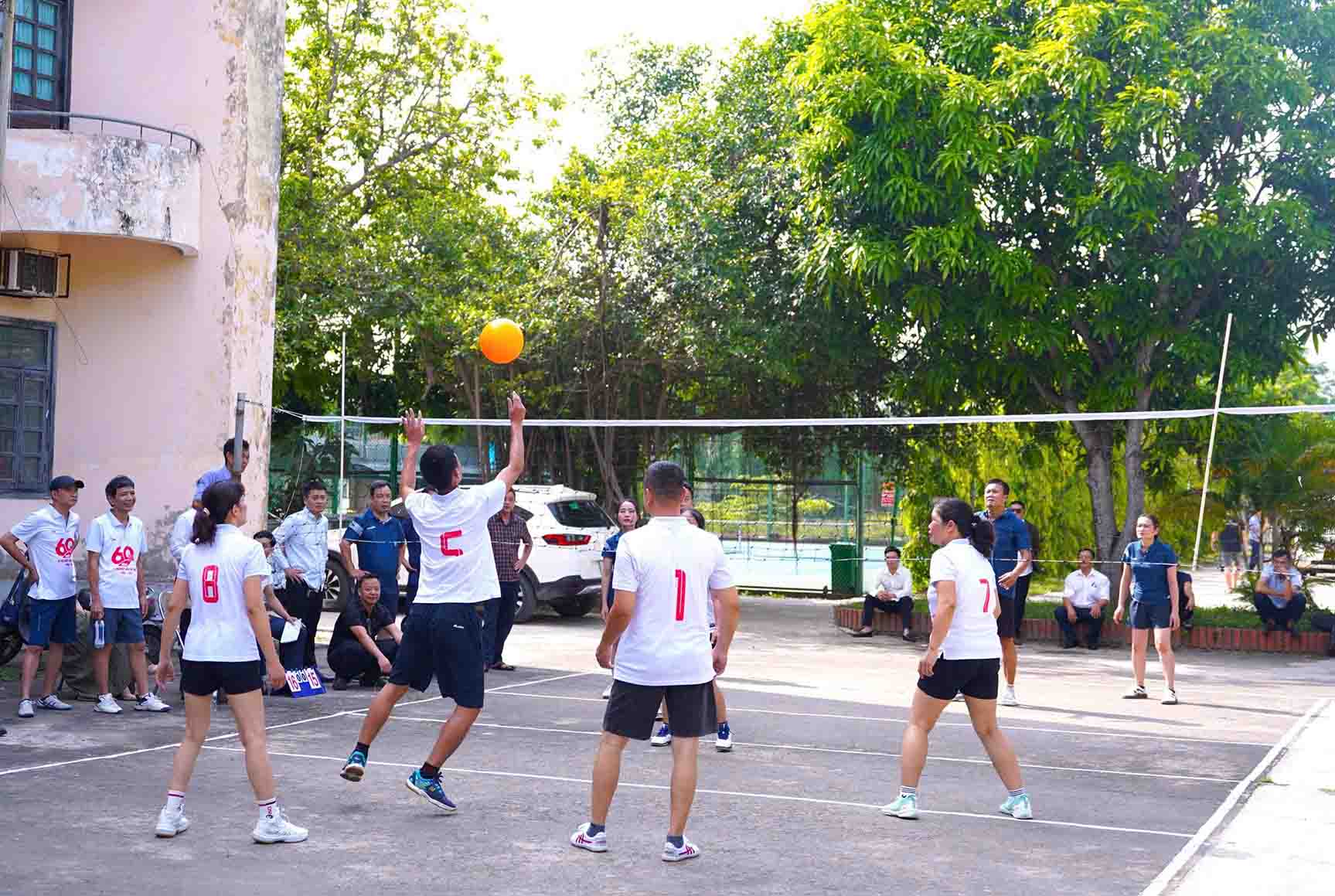 Nhân dịp kỷ niệm 60 năm ngày thành lập, Xí nghiệp Đầu máy Vinh tổ chức giải thi đấu thể thao cho người lao động. Ảnh: Hải Dương