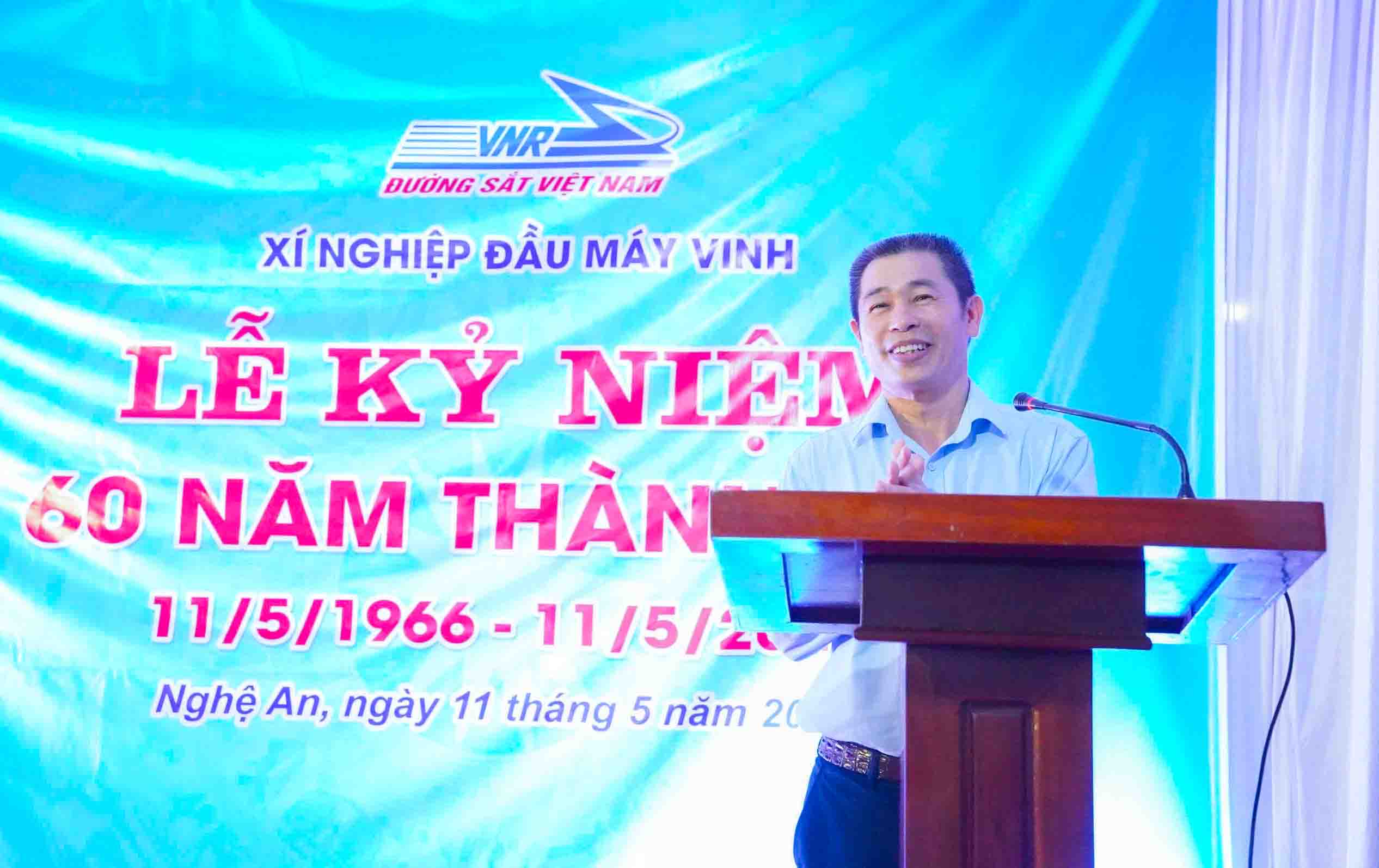 Giám đốc Xí nghiệp Đầu máy Vinh Bùi Văn Hiện ôn lại lịch sử thành lập và phát triển của đơn vị; bày tỏ sự tri ân sâu sắc đối với toàn thể người lao động của đơn vị qua các thời kỳ. Ảnh: Hải Dương