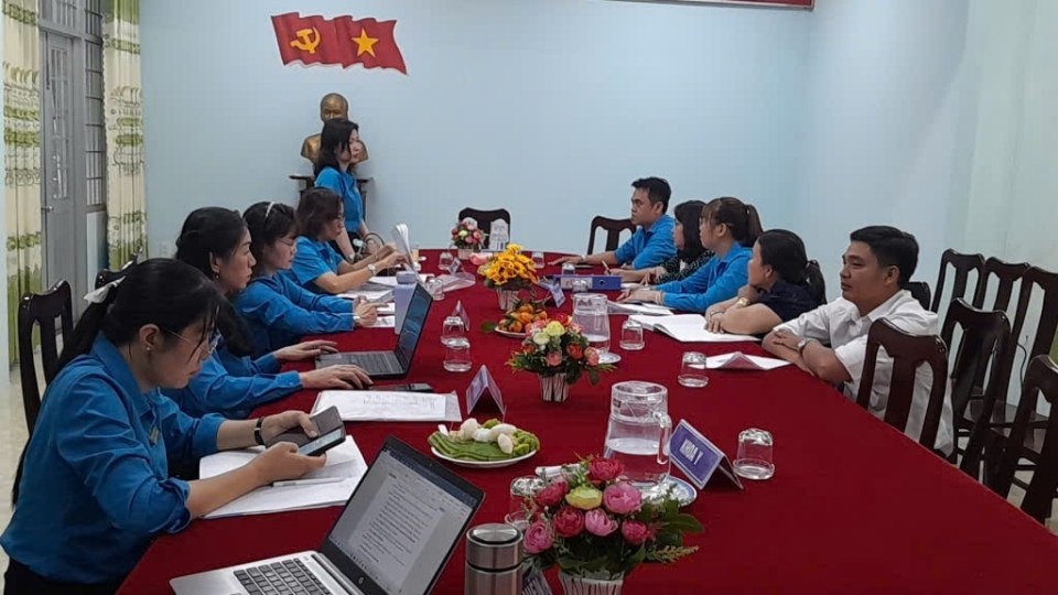 La Federación Laboral de la provincia de Vĩnh Long inspecciona el cumplimiento de la legislación laboral relacionada con los trabajadores en las empresas. Foto: Hoàng Lộc