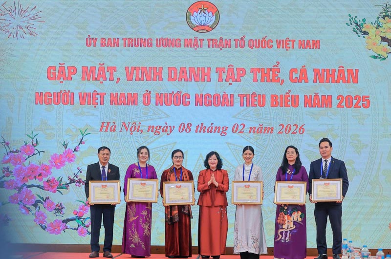 Politburo Member, Secretary of the Party Central Committee, Chairman of the Central Committee of the Vietnam Fatherland Front Bui Thi Minh Hoai awarded Certificates of Merit to typical collectives and individuals who are overseas Vietnamese at the meeting to honor typical collectives and individuals of overseas Vietnamese in 2025. Photo: Hoai Nam