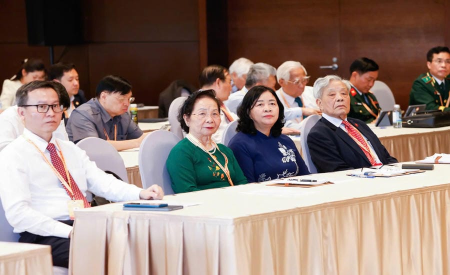 Politburo Member, Secretary of the Party Central Committee, Secretary of the Party Committee of the Fatherland Front, Central mass organizations, Chairman of the Central Committee of the Vietnam Fatherland Front Bui Thi Minh Hoai and former Vice President (left photo) Nguyen Thi Doan - attending Workshop Center No. 1. Photo: Quang Vinh