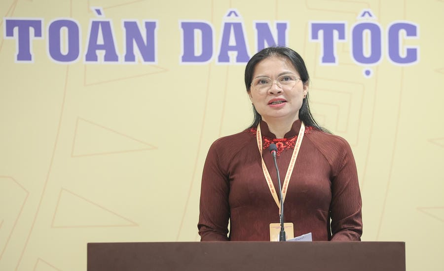 Member of the Party Central Committee, Vice Chairman - Secretary General of the Central Committee of the Vietnam Fatherland Front, term X Ha Thi Nga presented a summary of the draft Report on reviewing the activities of the Central Committee, Presidium and Standing Committee of the Central Committee of the Vietnam Fatherland Front, term X, 2024 - 2029 (period 2024 - 2026). Photo: Hai Nguyen