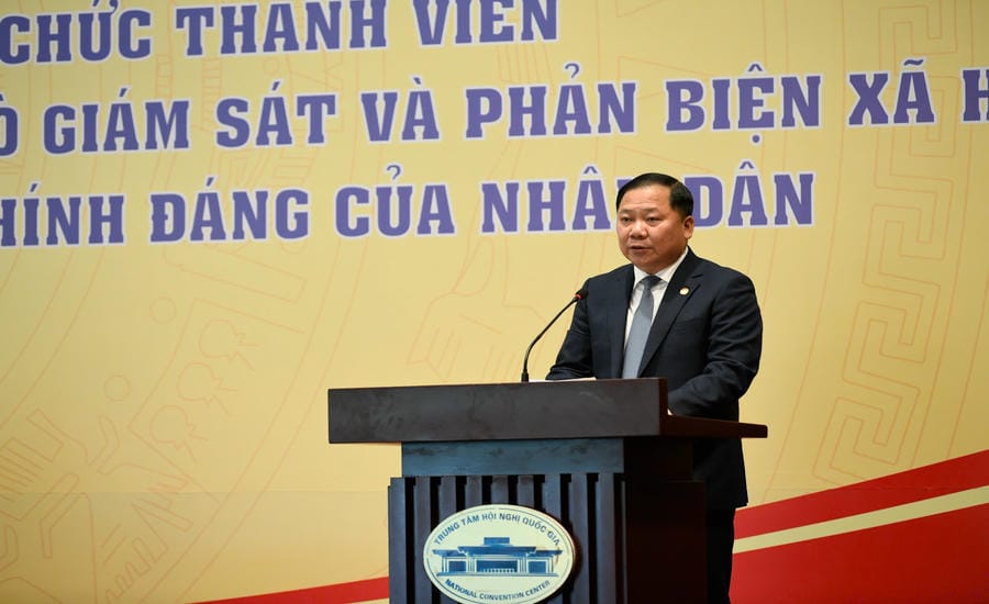 Member of the Party Central Committee; Standing Deputy Secretary of the Party Committee of the Fatherland Front, Central mass organizations; Vice Chairman of the Central Committee of the Vietnam Fatherland Front Nguyen Phi Long delivered the introductory speech at Discussion Center No. 2. Photo: Hai Nguyen