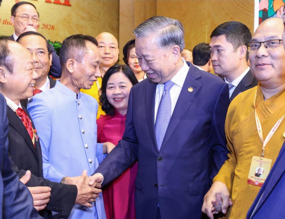 General Secretary, President To Lam; Member of the Politburo, Secretary of the Party Central Committee, Secretary of the Party Committee of the Fatherland Front, Central mass organizations, Chairman of the Central Committee of the 10th Vietnam Fatherland Front Bui Thi Minh Hoai talked with delegates at the Congress. Photo: Quang Vinh