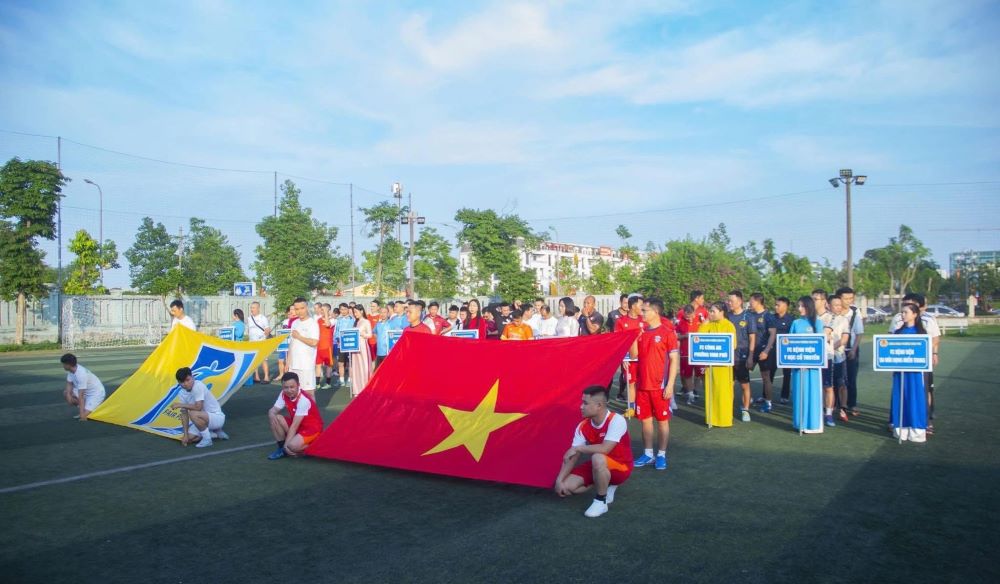 El distrito de Vinh Phú organiza con entusiasmo el Torneo de Fútbol Masculino Ampliado para Trabajadores, Funcionarios y Empleados en 2026. Foto: Sindicato de Nghệ An