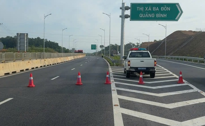 Traffic diversion of Vung Ang - Bung expressway to install monitoring system. Photo: Highway Traffic Police Team No. 4