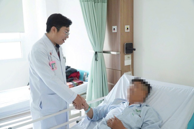 Patients who voluntarily injected liquid silicone into their penis are being cared for and recovered well by doctors after surgery. Photo: BVCC