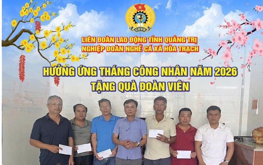 Hoa Trach Commune Fisheries Trade Union presents gifts to support union members in difficult circumstances. Photo: Quang Tri Trade Union