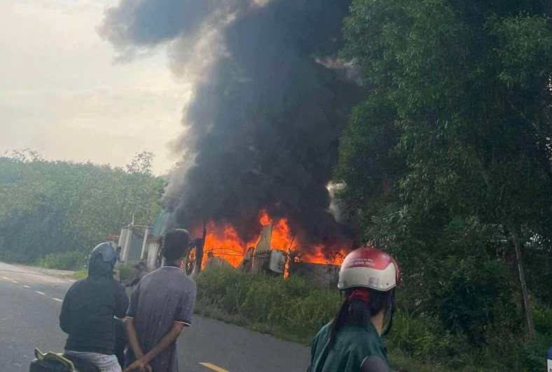 Escena del incendio del almacén de materiales de una casa residencial en la comuna de Bau Bang, Ciudad Ho Chi Minh. Foto: Proporcionada por un lector