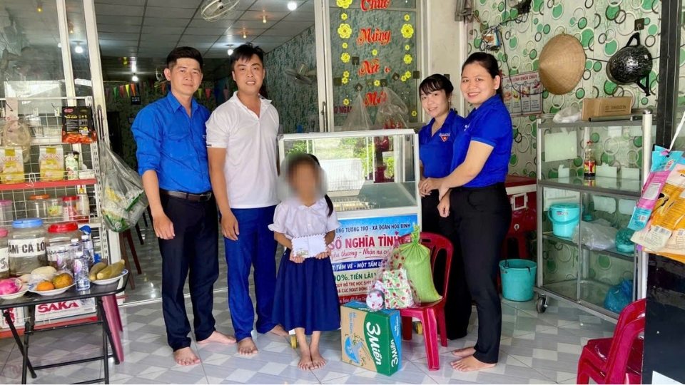 Loving lottery ticket model in Hoa Binh commune supports disadvantaged students with many practical gifts. Photo: Hoang Loc