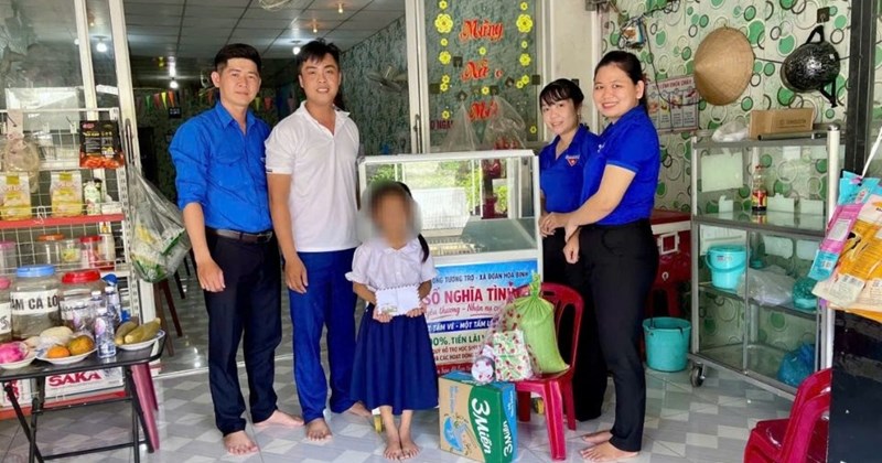 Vé Yêu thương" của xã Hòa Bình hỗ trợ học sinh khó khăn đến trường