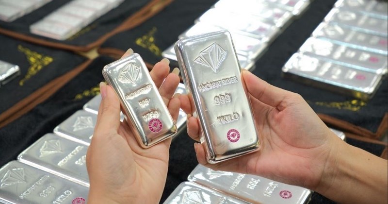 Giá bạc tăng vọt hơn 7%, vàng tiếp tục leo dốc đầu tuần
