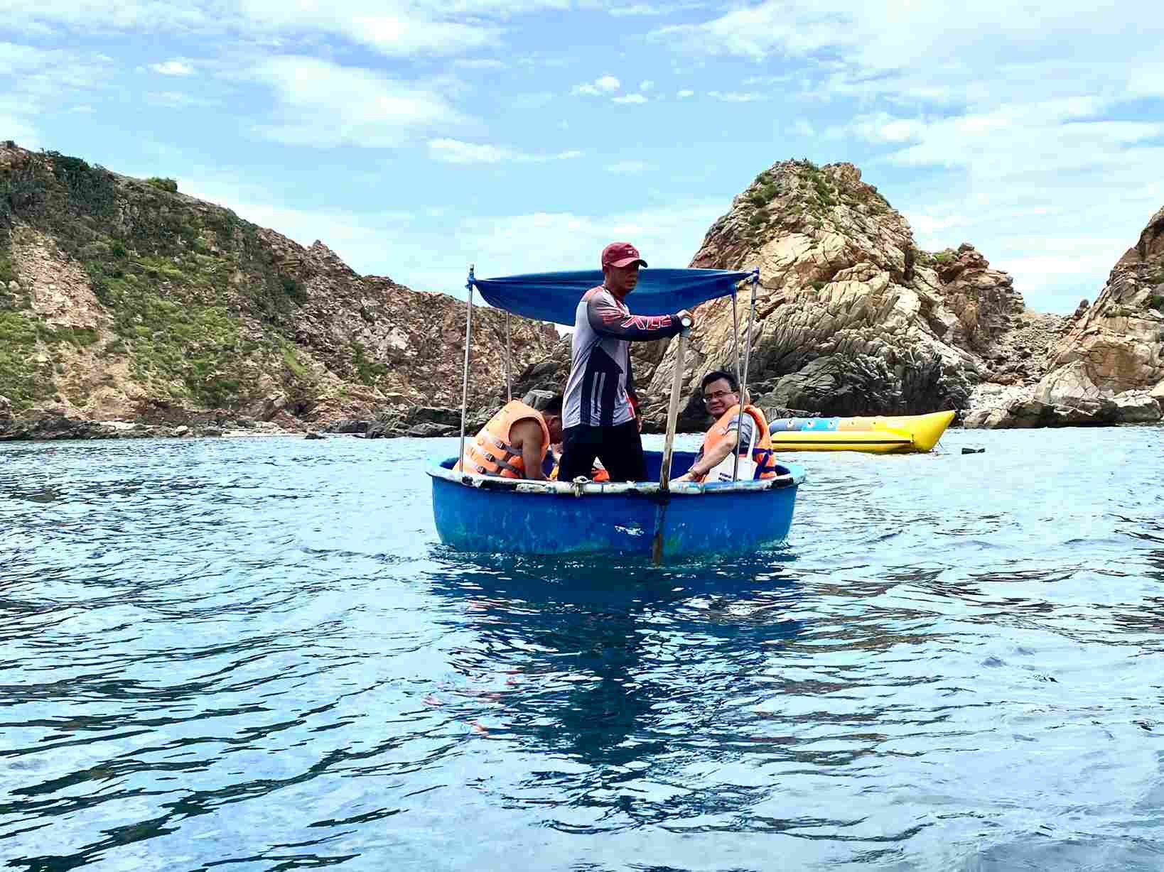 Beware of online tourism scams during the summer. Photo: Hoang Khoi
