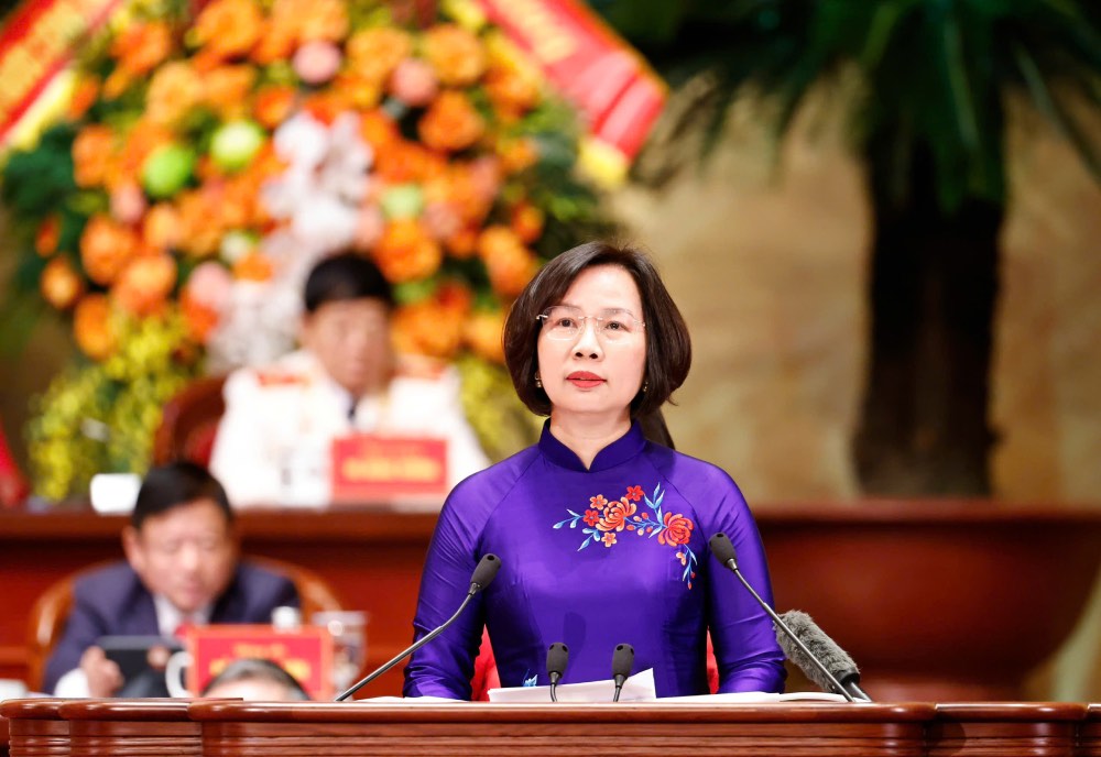 Ms. Bui Huyen Mai - Member of the Standing Committee of the City Party Committee, Non-specialized Vice Chairwoman of the Central Committee of the Vietnam Fatherland Front, Chairwoman of the Vietnam Fatherland Front Committee of Hanoi City speaks at the Congress. Photo: Hai Nguyen