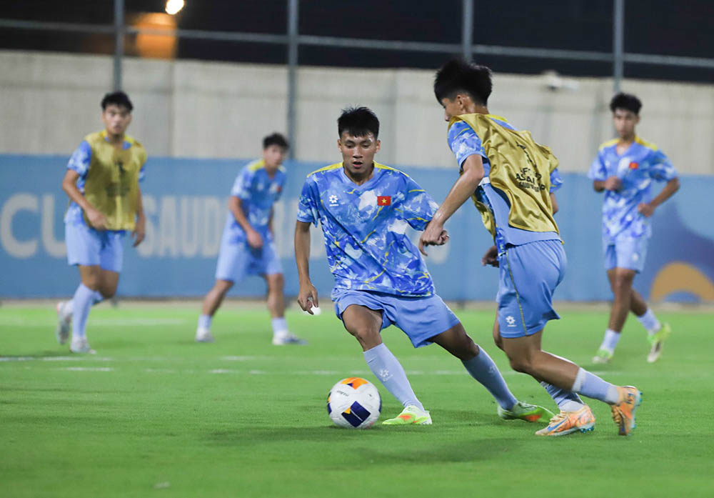 U17 Vietnam returns to the training ground in Jeddah to prepare for the match against U17 UAE. Photo: VFF