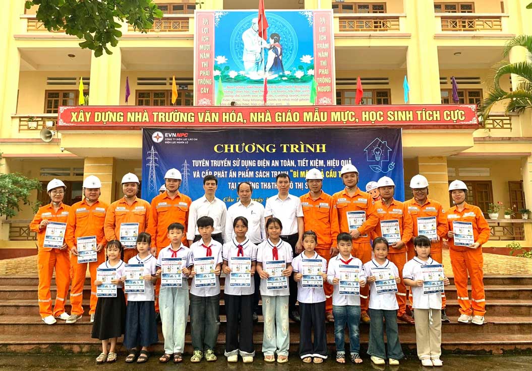 Điện lực Nghĩa Lộ phối hợp cùng Trường TH&THCS Võ Thị Sáu tổ chức tuyên truyền sử dụng điện an toàn, tiết kiệm cho học sinh.