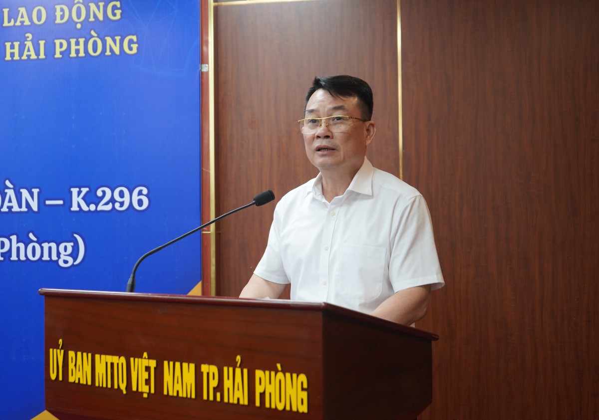 Phó Chủ tịch LĐLĐ TP Hải Phòng Nguyễn Văn Phiệt phát biểu tại lễ khai giảng. Ảnh: Mai Dung
