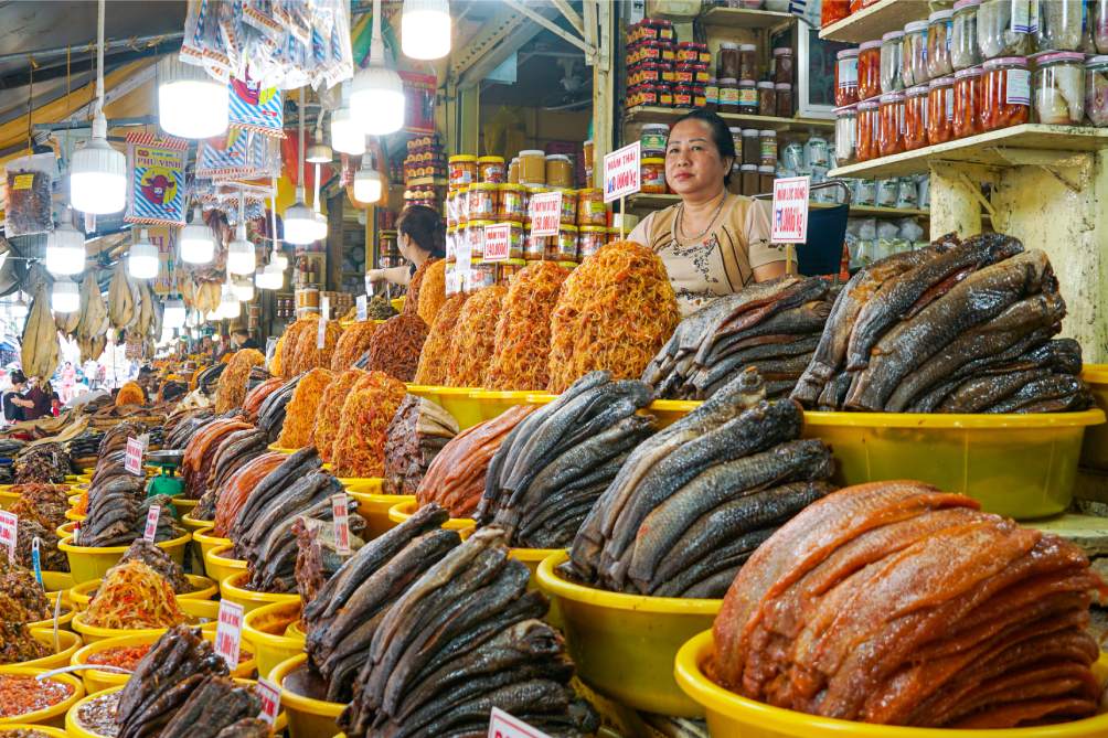 Theo các tiểu thương, nguyên liệu làm mắm chủ yếu là các loại cá xuất hiện nhiều trong mùa nước nổi. Ảnh: Tạ Quang