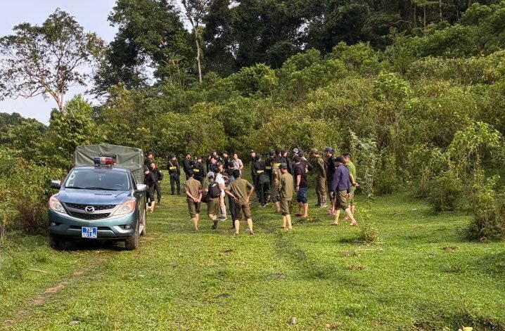 More than 100 people participate in searching for suspects in the case of a woman's death in Quang Tri. Photo: Hai Thanh