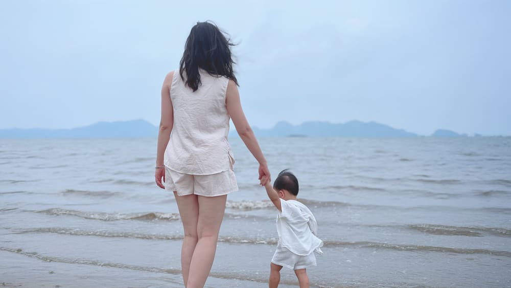Reasons for children to go to the beach regularly will help them learn more about life skills. Photo: Le My