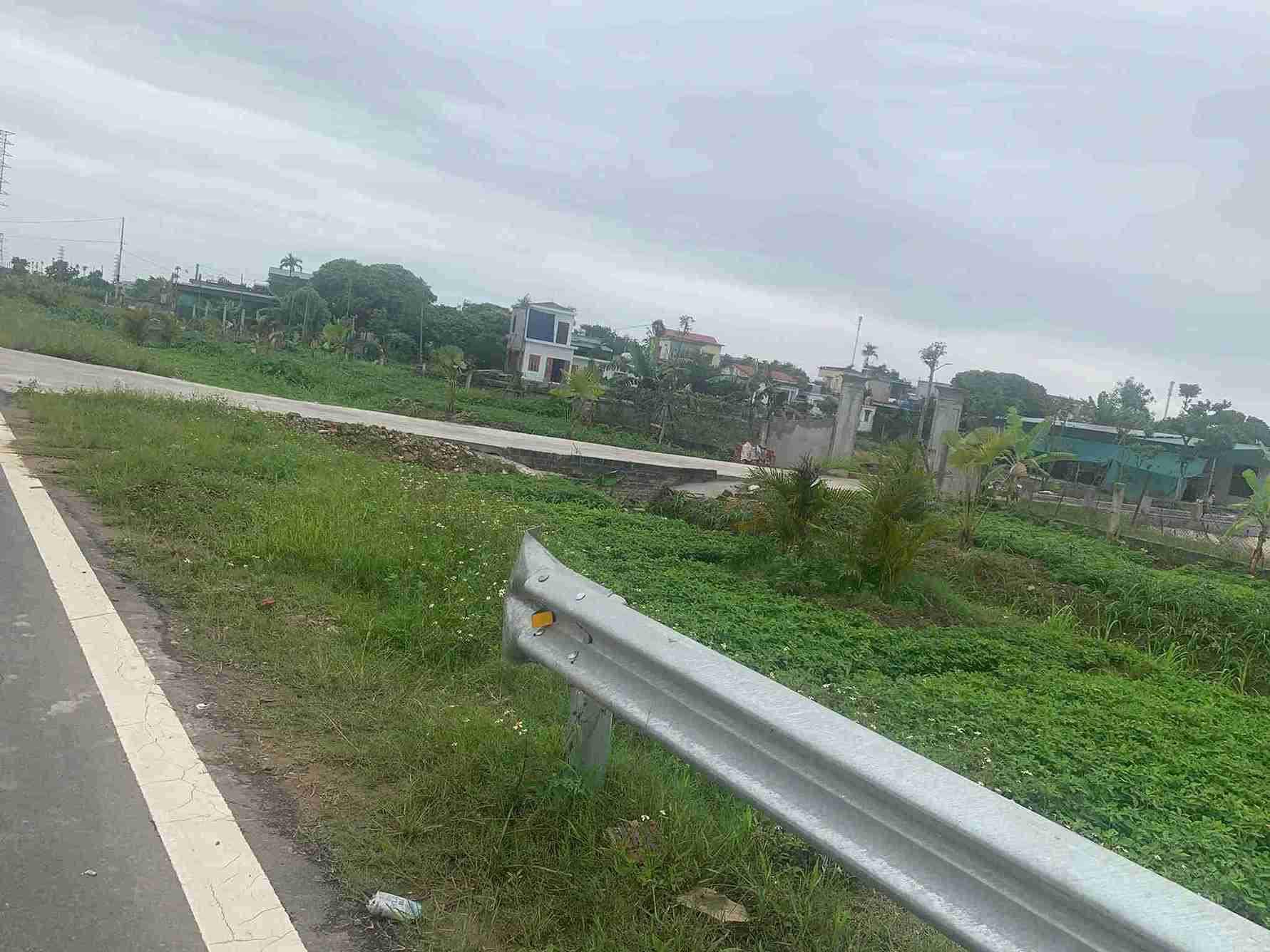 People in Ngu Lao and Ne Chau villages are requested to urgently dismantle violations. Photo: Vu Thu Commune