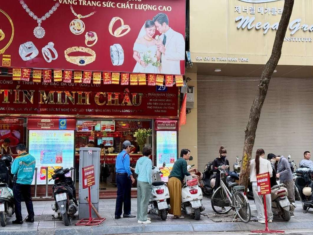 Người dân vào giao dịch vàng nhẫn tại một tiệm vàng trên phố Trần Nhân Tông (Hà Nội). Ảnh: Phương Anh 