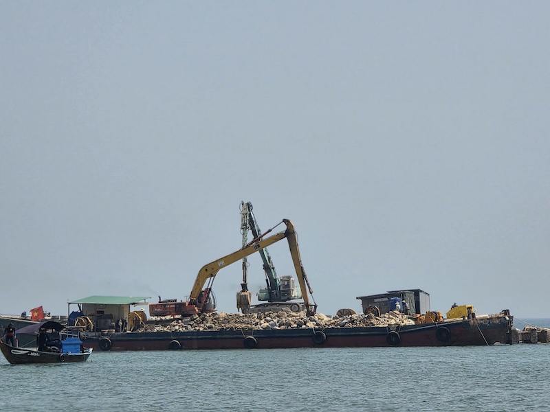 Da Nang requests the coastal erosion prevention project construction unit to stop the situation of material spills. Photo: Anh Tai