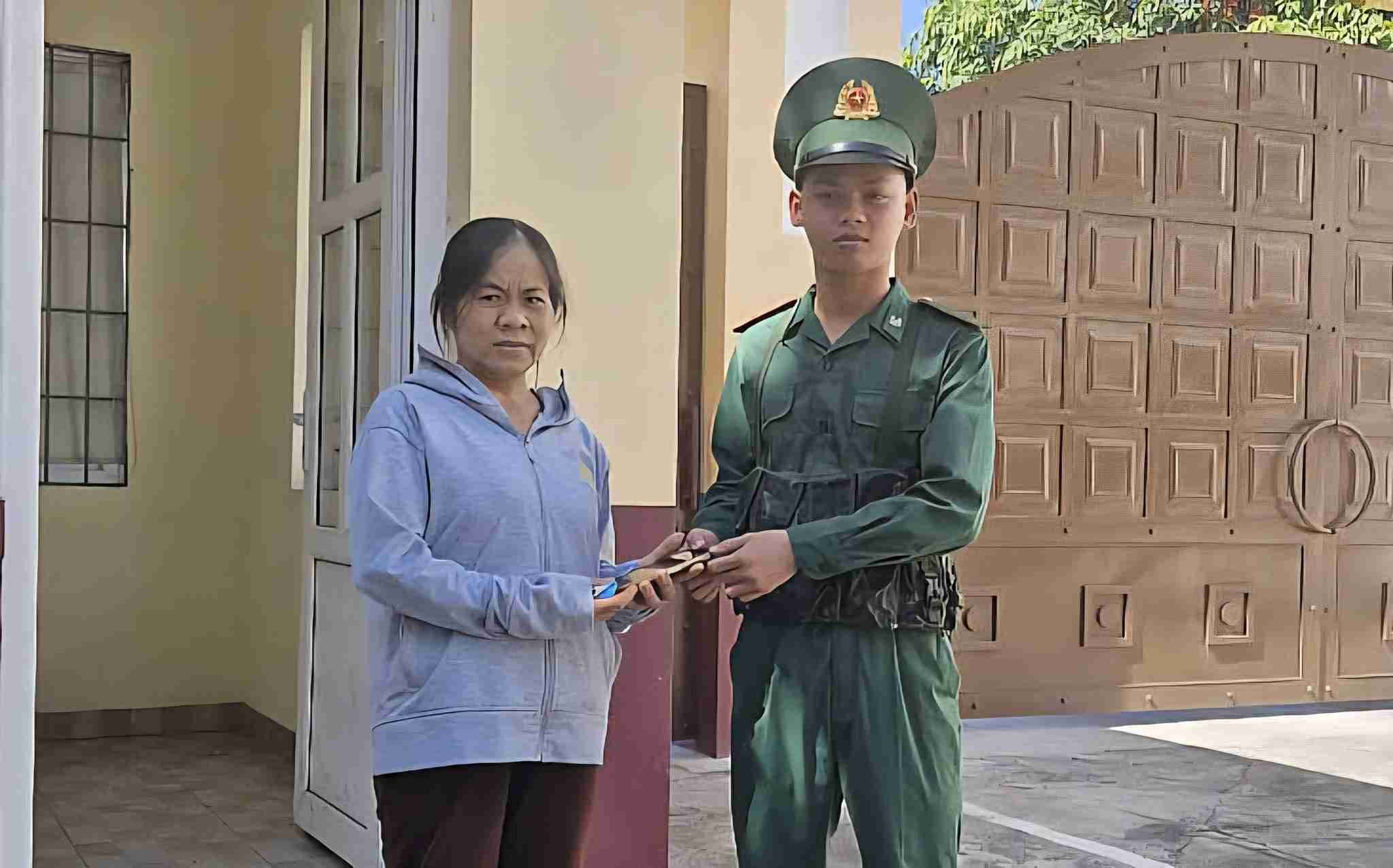 Border Guards coordinate with tourists to return phones to people who dropped them. Photo: Loc Tho