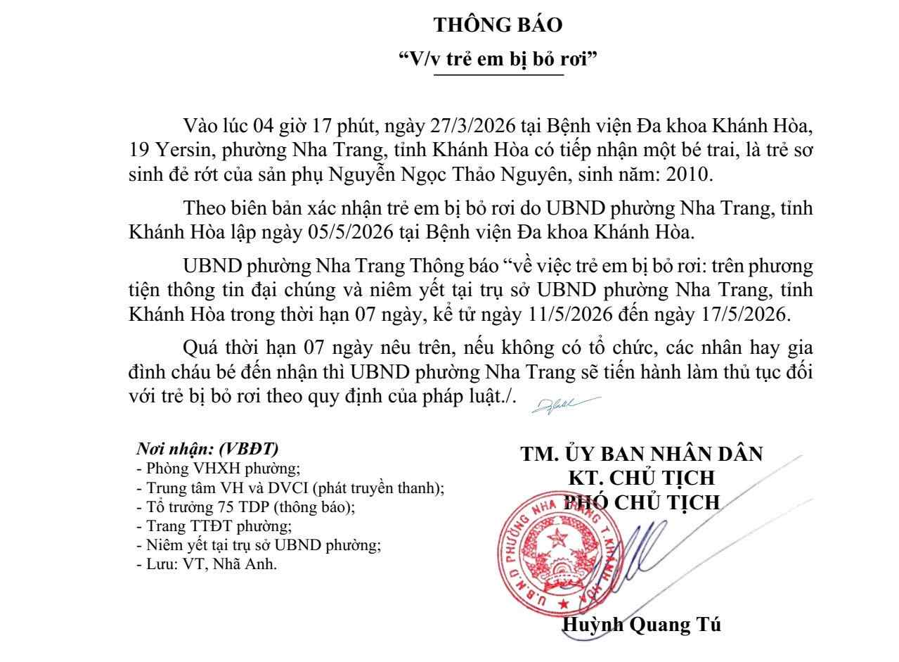Nha Trang ward authorities issued a notice to find relatives for the abandoned newborn baby boy. Photo: Loc Tho