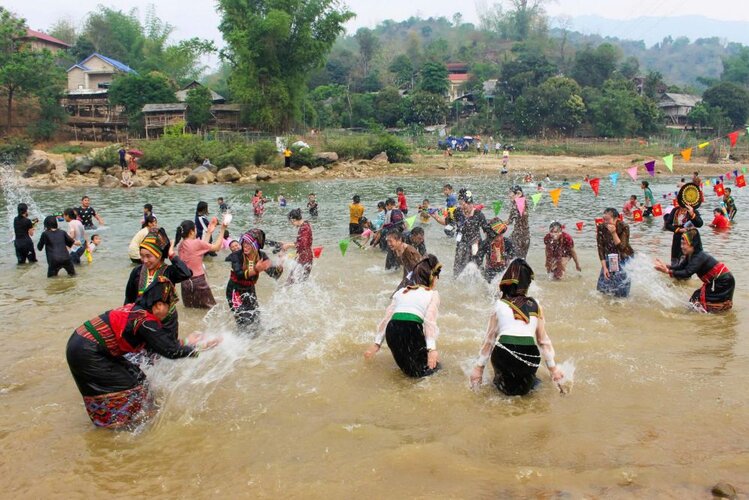 Lễ hội Bun Huột Nặm của người Lào ở Mường Luân được phục dựng sau gần nửa thế kỷ gián đoạn. Ảnh: Thu Hằng