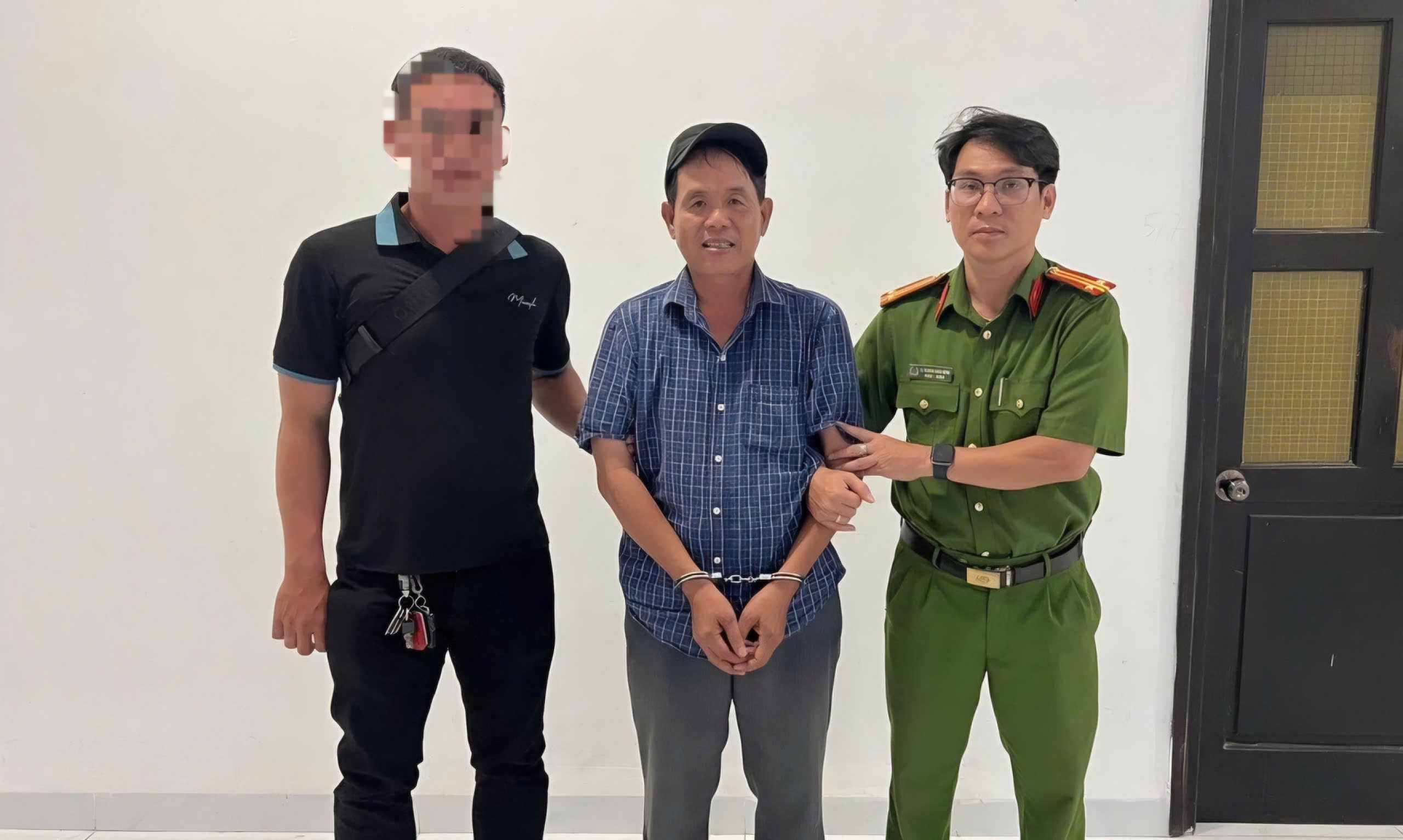 Công an tỉnh Lâm Đồng bàn giao đối tượng Nguyễn Hữu Nghĩa cho Công an TP Hồ Chí Minh di lý về địa phương. Ảnh: Công an cung cấp 