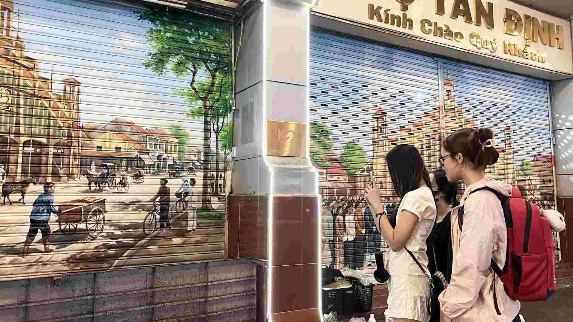 Ancient market in Ho Chi Minh City "changes clothes" with a series of brilliant murals.