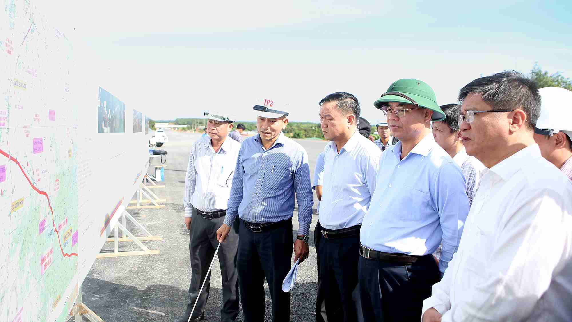 Leaders of Dak Lak Provincial People's Committee inspect the progress of the Khanh Hoa - Buon Ma Thuot expressway project. Photo: Tuan Hai